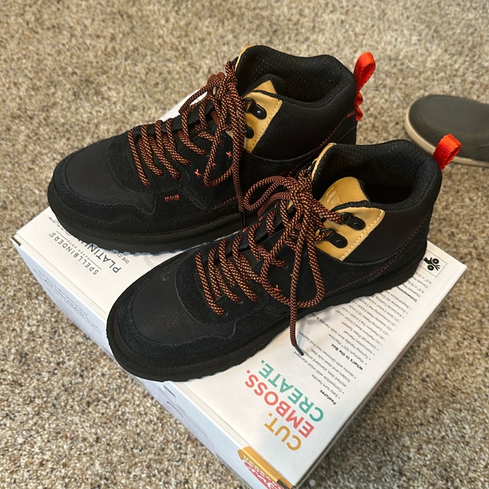 NWOB-UGG HIGHLAND HI HERITAGE Womens Boots